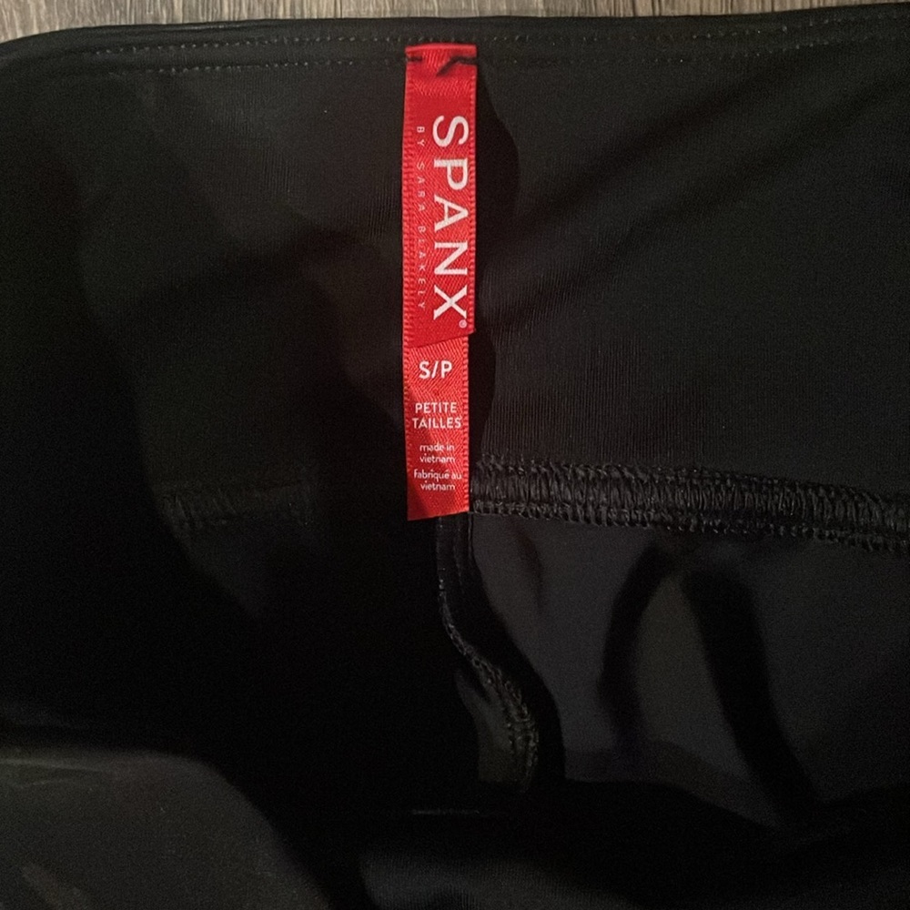 SPANX Faux Leather Camo Leggings small - new - Picture 7 of 8